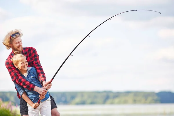 Два Счастливых Рыбака Удочкой Наслаждаются Активным Отдыхом Озере Летние Выходные — стоковое фото
