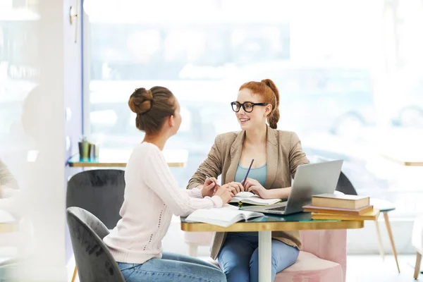 Dois Estudantes Contemporâneos Sentados Mesa Café Discutindo Ideias Para Novo — Fotografia de Stock