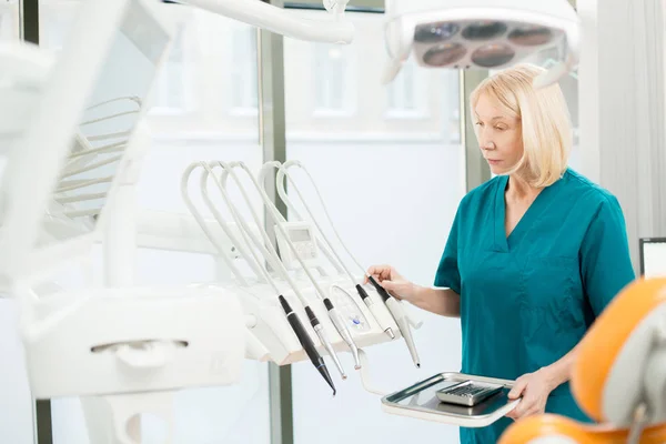 Assistente Dentista Que Verifica Todo Equipamento Necessário Para Check Tratamento — Fotografia de Stock