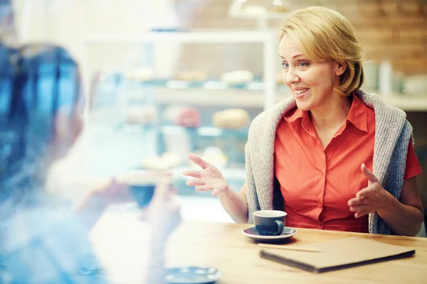 Mujer Comunicándose Tomando Café Con Amiga Cafetería — Foto de Stock