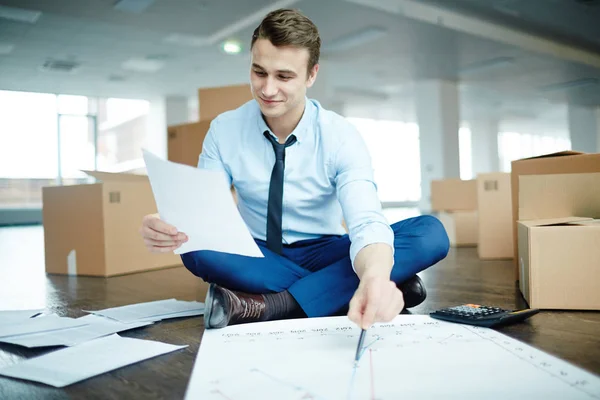 Joven Financista Apuntando Gráfico Financiero Mientras Lee Papel Comprueba Información — Foto de Stock