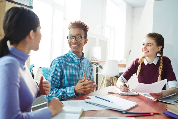 Drie Creatieve Studenten Managers Brainstormen Terwijl Het Hebben Van Bespreking — Stockfoto