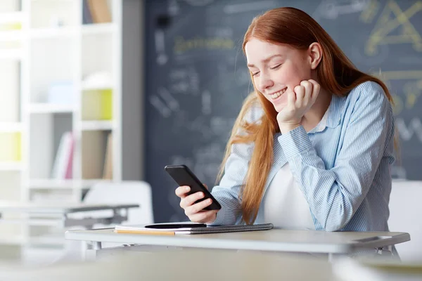 Glücklicher Teenager Mit Smartphone Lesenachricht Der Pause Zwischen Unterricht Klassenzimmer — Stockfoto