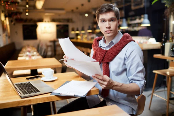 Portret Van Zakenman Lezen Van Documenten Tijdens Vergadering Coffeeshop — Stockfoto