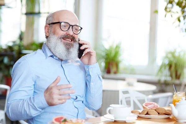 Älterer Mann Mit Grauem Bart Sitzt Café Tisch Und Telefoniert — Stockfoto