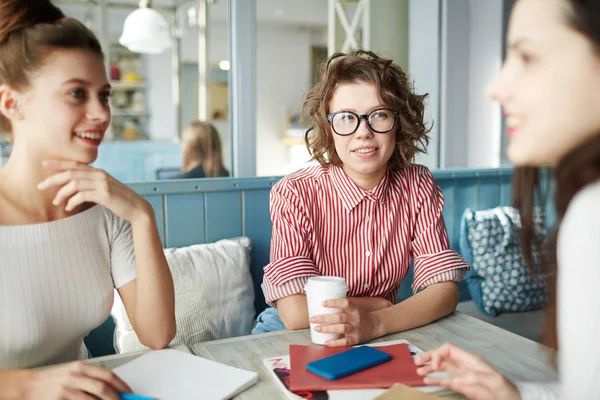 Drie Rustgevende Vriendinnen Tijd Doorbrengen Café Hebben Gepraat Nieuwe Design — Stockfoto