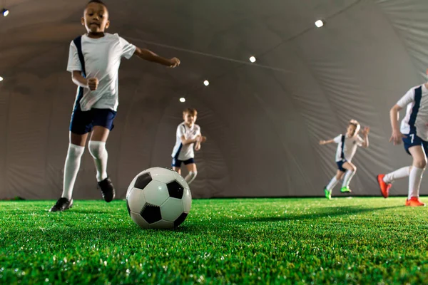 Fußball Auf Grünem Rasen Und Kleine Spieler Rennen Während Des — Stockfoto