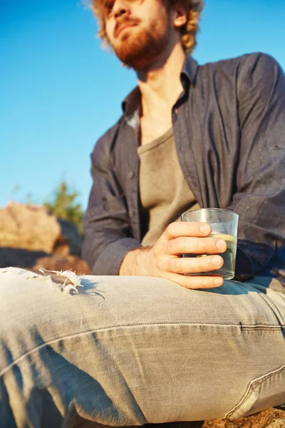 Junger Mann Freizeitkleidung Mit Einem Glas Erfrischungsgetränk Beim Entspannen Freien — Stockfoto