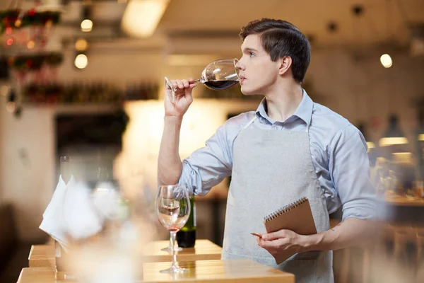 Joven Experto Degustando Vino Tinto Restaurante —  Fotos de Stock