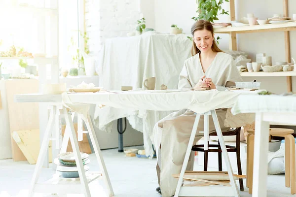 Gladlynt Kvinna Grå Kimono Sitter Vid Bordet Hennes Arbetsrum Och — Stockfoto