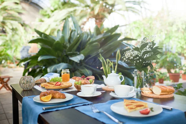 Mesa Servida Com Croissants Frescos Pão Trigo Uvas Xícaras Com — Fotografia de Stock