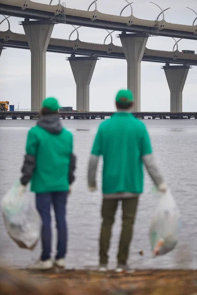 Grote Brug Riverside Twee Jongens Van Greenpeace Met Zakken Zwerfvuil — Stockfoto