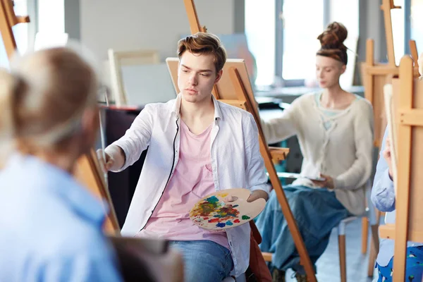 Giovane Uomo Concentrandosi Sulla Pittura Con Colori Durante Lezione Scuola — Foto Stock