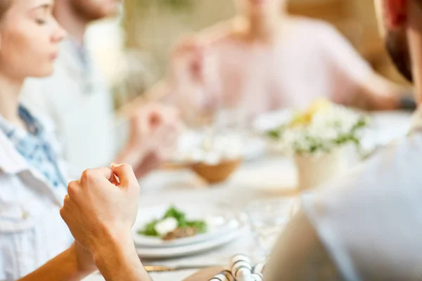 Las Manos Los Jóvenes Durante Oración Por Mesa Festiva Servida — Foto de Stock