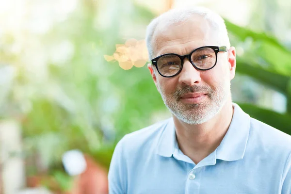 Glad Senior Gråhåriga Mannen Glasögon Står Framför Kameran Inuti Orangeriet — Stockfoto