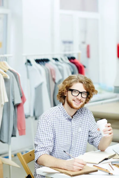 Porträtt Leende Casual Affärsman Arbetar Vid Bordet Och Dricker Kaffe — Stockfoto