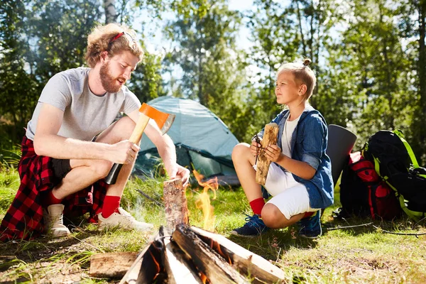 Pfadfinder Helfen Seinem Vater Beim Zubereiten Von Brennholz Für Das — Stockfoto