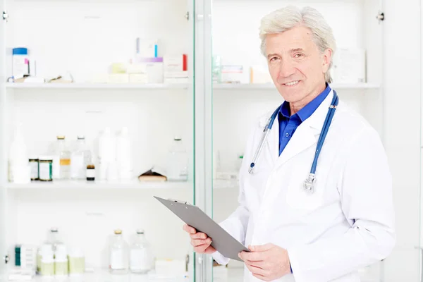 Senior Pharmacist Clipboard Making Revision Pharmacy — Stock Photo, Image