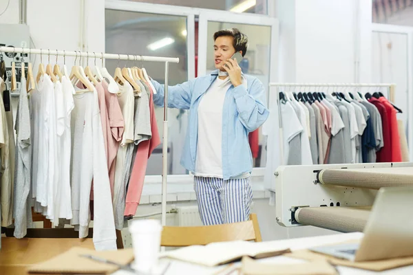 Designer Feminina Tomando Ordem Sua Nova Coleção Telefone — Fotografia de Stock