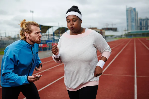 Strenge Trainer Aanmoedigen Zijn Stagiair Meer Aandacht Besteden Versnellen — Stockfoto