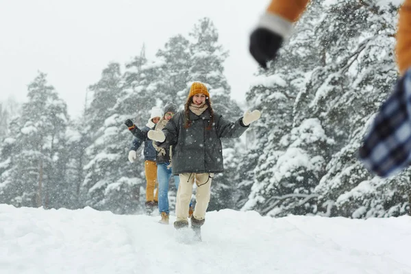 Amigos Alegres Corriendo Deriva Nieve Mientras Divierten Bosque Invierno Fin —  Fotos de Stock