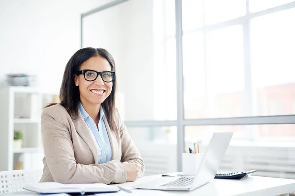 Junge Geschäftsfrau Sitzt Ihrem Arbeitsplatz Und Lächelt Die Kamera — Stockfoto