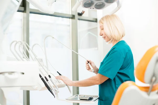 Professionell Tandläkare Uniform Kontrollera Regimer Borrutrustning Innan Nästa Patient — Stockfoto