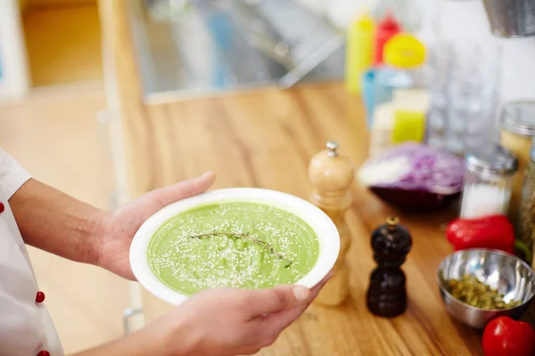 Mains Chef Tenant Assiette Avec Soupe Crème Brocoli Assaisonnée Graines — Photo