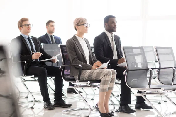 Vier Junge Geschäftsleute Sitzen Konferenzsaal Und Hören Den Berichten Der — Stockfoto