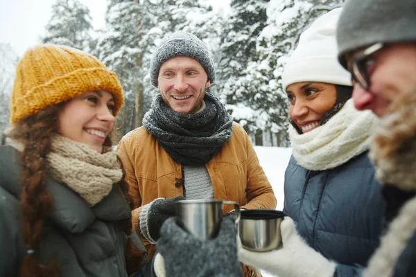 Twee Jonge Gelukkig Paren Plezier Wnter Weekend Het Bos — Stockfoto