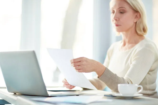 Professionele Accountant Lezen Van Financiële Kranten Voor Laptop Tijdens Werkdag — Stockfoto