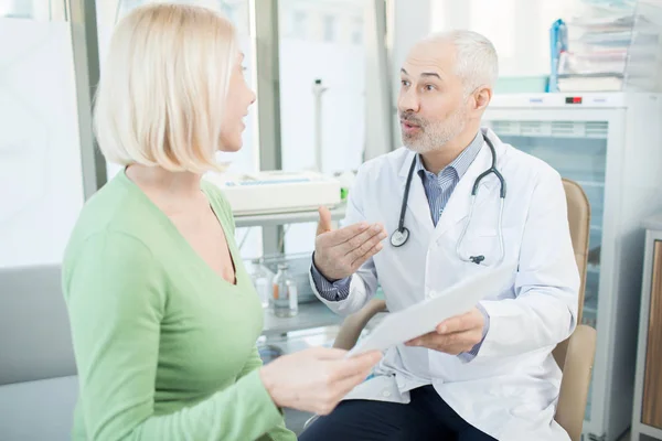 Médico Explicando Seu Paciente Detalhes Prescrição Médica Durante Consulta Clínicas — Fotografia de Stock