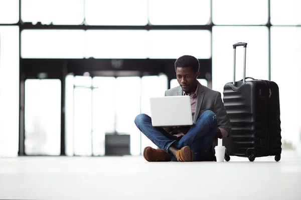 Cross Legged Üzletember Laptop Ült Földön Repülőtéri Lounge Bőrönd Közelében — Stock Fotó
