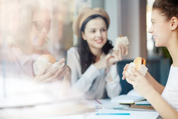 Group Friendly Girls Having Hamburgers Fastfood Cafe Lunch Break — Stock Photo, Image