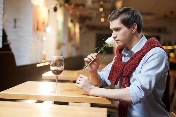Kafede Oturan Kız Arkadaşı Için Bekleyen Genç Adam — Stok fotoğraf