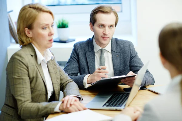 Geschäftsleute Vereinbaren Ein Vorstellungsgespräch Büro — Stockfoto