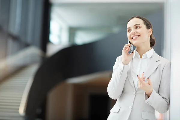Молодий Професійний Брокер Призначає Зустріч Клієнтами Лаунжі Сучасного Аеропорту Телефону — стокове фото