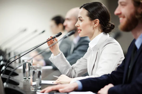 Uno Los Jóvenes Políticos Hablando Micrófono Entre Otros Participantes Conferencia —  Fotos de Stock