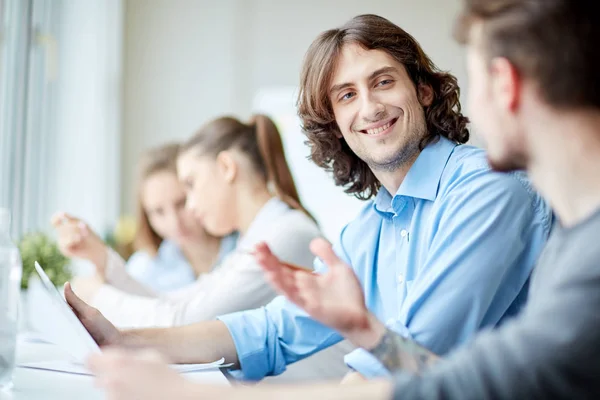 Empresário Sorridente Comunicando Com Seu Colega Mesa Durante Uma Reunião — Fotografia de Stock