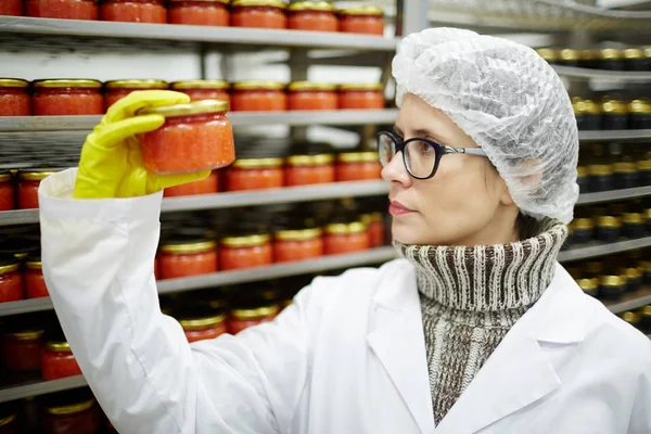 Súlyos Tengeri Szakértő Védő Egységes Nézett Jar Vörös Kaviárral Csomagolás — Stock Fotó