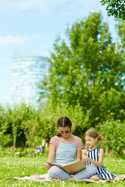 Junge Frau Und Kleines Mädchen Lesen Geschichten Während Sie Den — Stockfoto