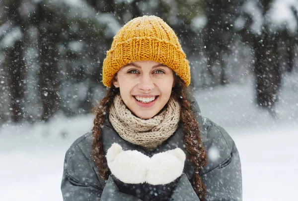 Усміхнена Молода Жінка Зимовому Одязі Дивиться Камеру Насолоджуючись Сніжною Погодою — стокове фото