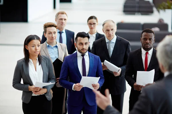 Gruppo Giovani Maturi Politici Interculturali Con Documenti Che Ascoltano Leader — Foto Stock