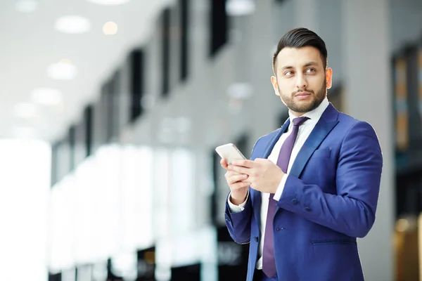 Joven Hombre Negocios Elegante Los Mensajes Texto Formalwear Teléfono Inteligente —  Fotos de Stock