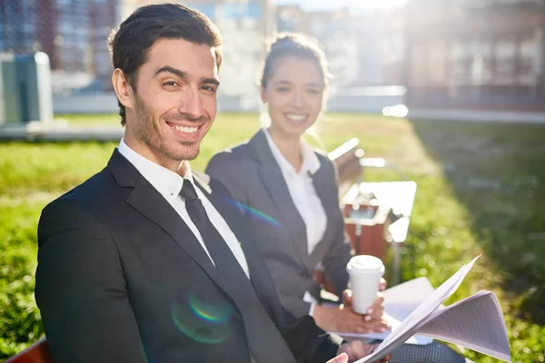 Gelukkig Jonge Elegante Zakenman Zijn Mooie Collega Zittend Park Een — Stockfoto