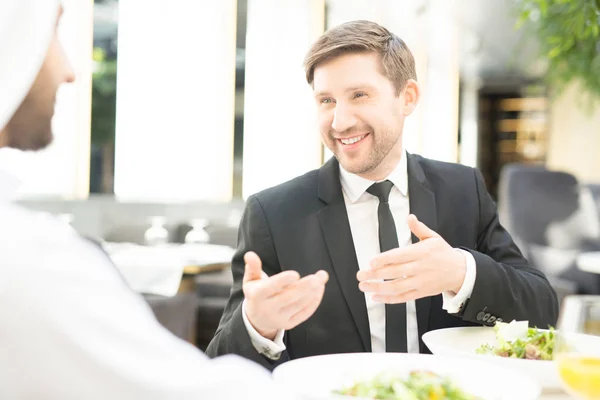 Joven Hombre Negocios Sonriente Con Traje Que Habla Con Huésped — Foto de Stock