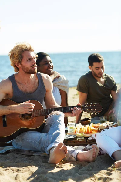 Adam Gitar Kum Üzerine Oturma Dinlenme Yaz Gününde Aperatif Sahip — Stok fotoğraf