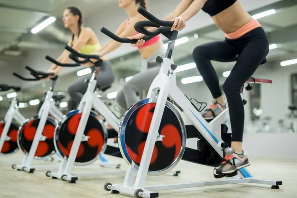 Wiersz Aktywnych Dziewcząt Szkolenia Sportowe Rowery Centrum Fitness Czasie Wolnym — Zdjęcie stockowe