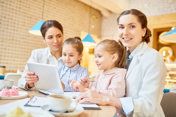 Eine Der Geschäftsfrauen Blickt Die Kamera Während Sie Mit Ihrem — Stockfoto