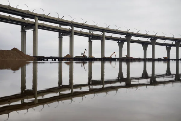 Lange Brücke Über Das Wasser Und Ihre Spiegelung Fluss Mit — Stockfoto